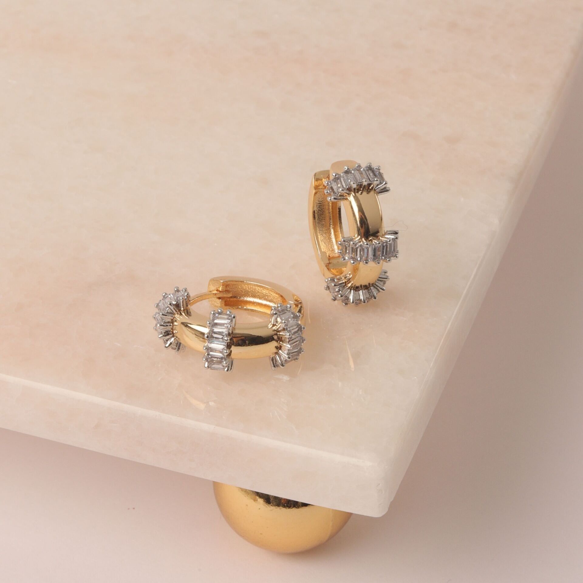 Neesa Özel Seri Gold Jag Baget Taşlı Halka KüpeGold