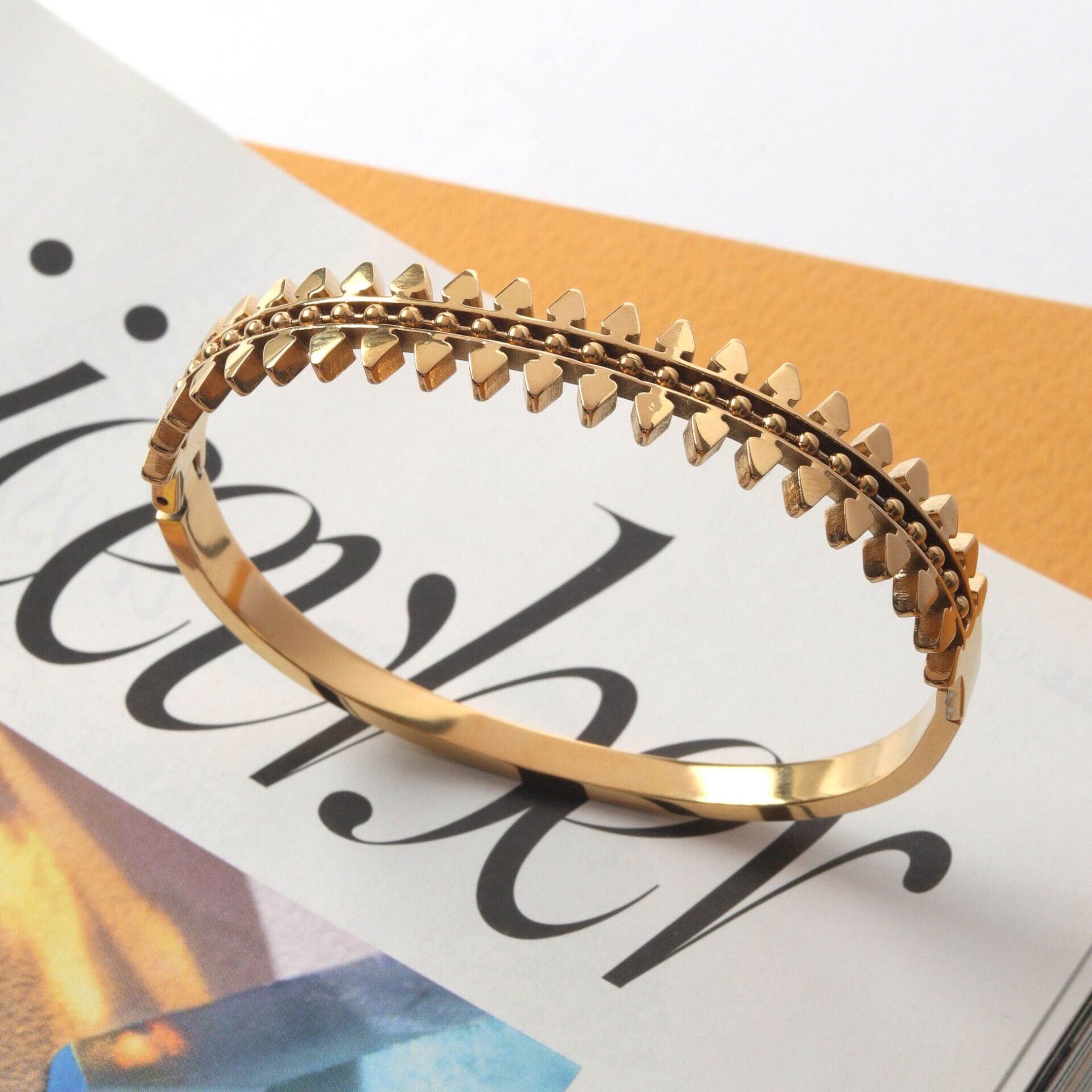 Neesa Çelik Çivili Gold Bileklik Gold