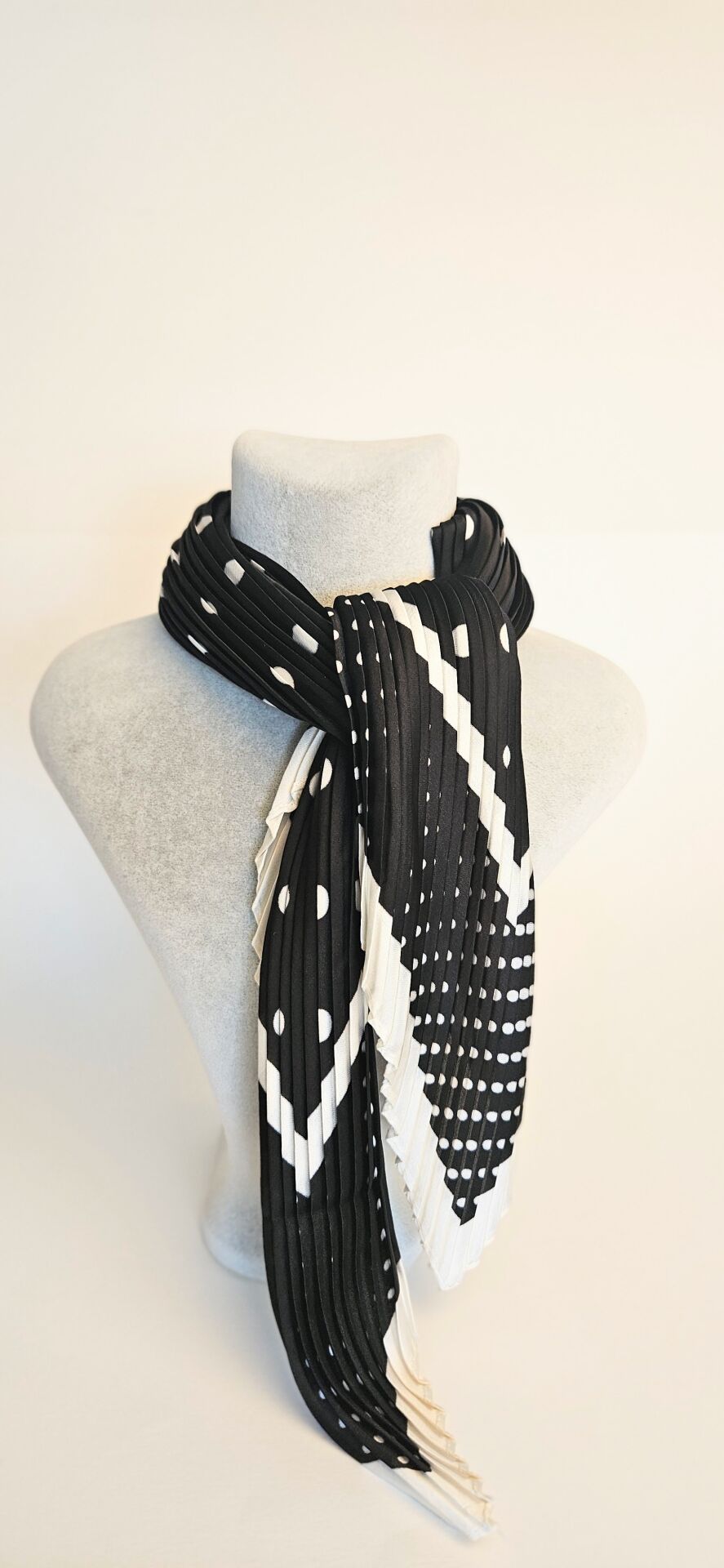 Neesa Marka Model Piliseli Fular Siyah