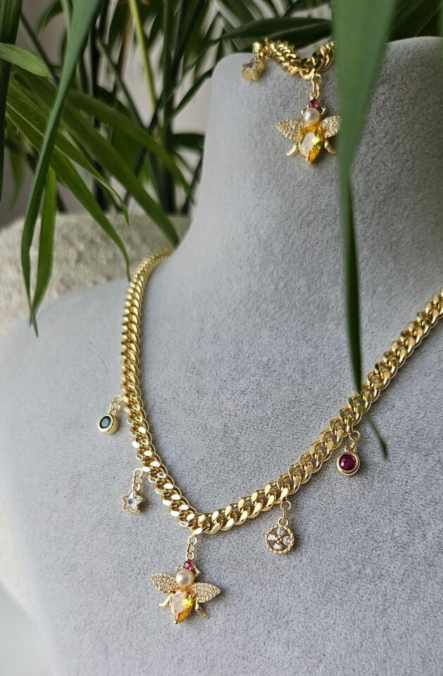 Neesa Arı Charmlı Gold Bileklik