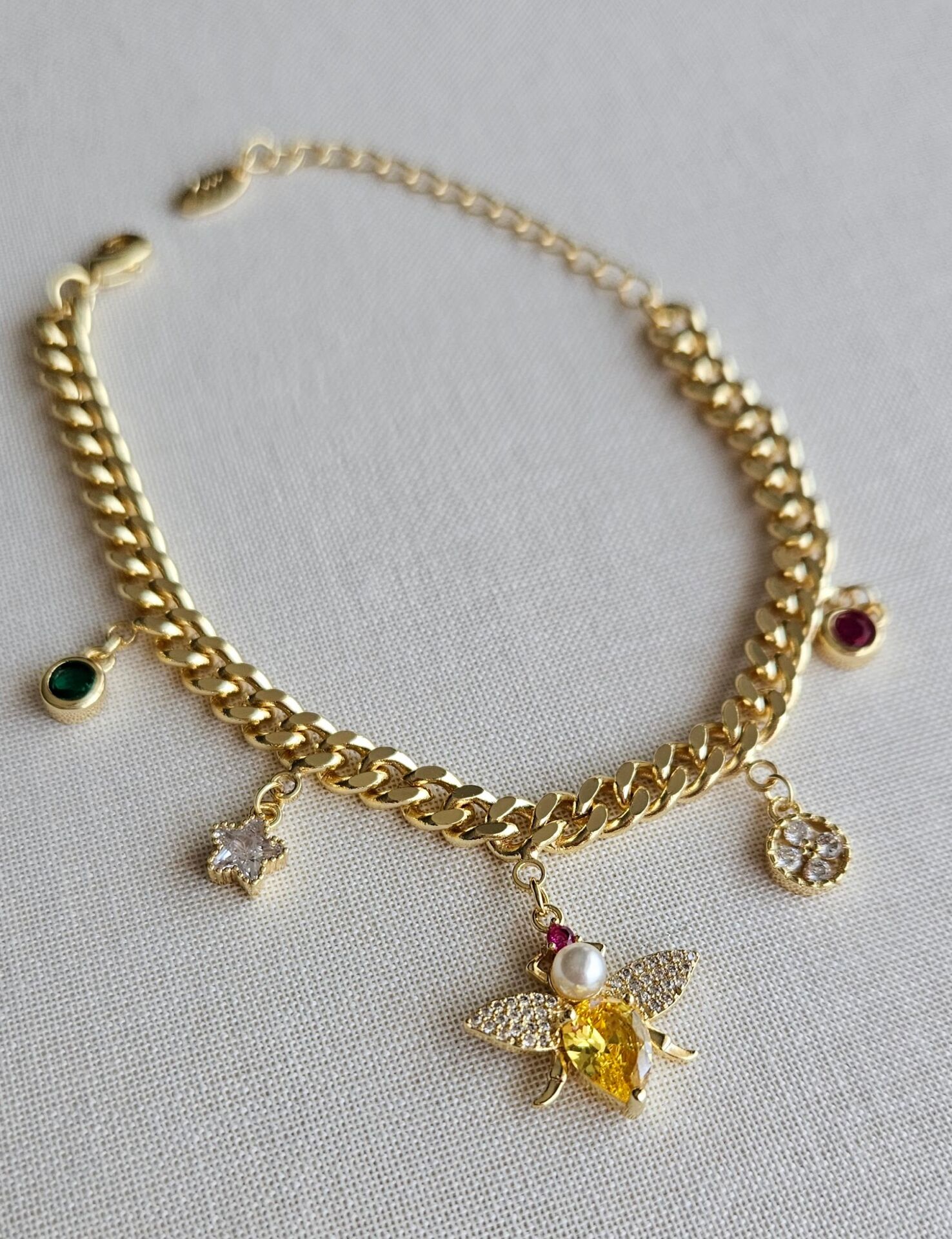 Neesa Arı Charmlı Gold Bileklik