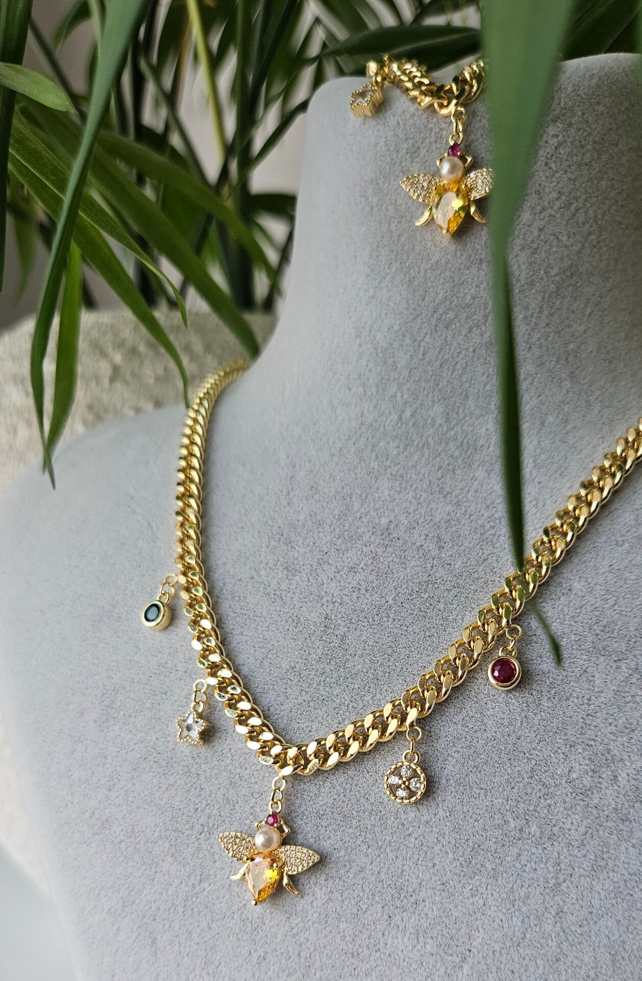 Neesa Arı Charmlı Gold Kolye