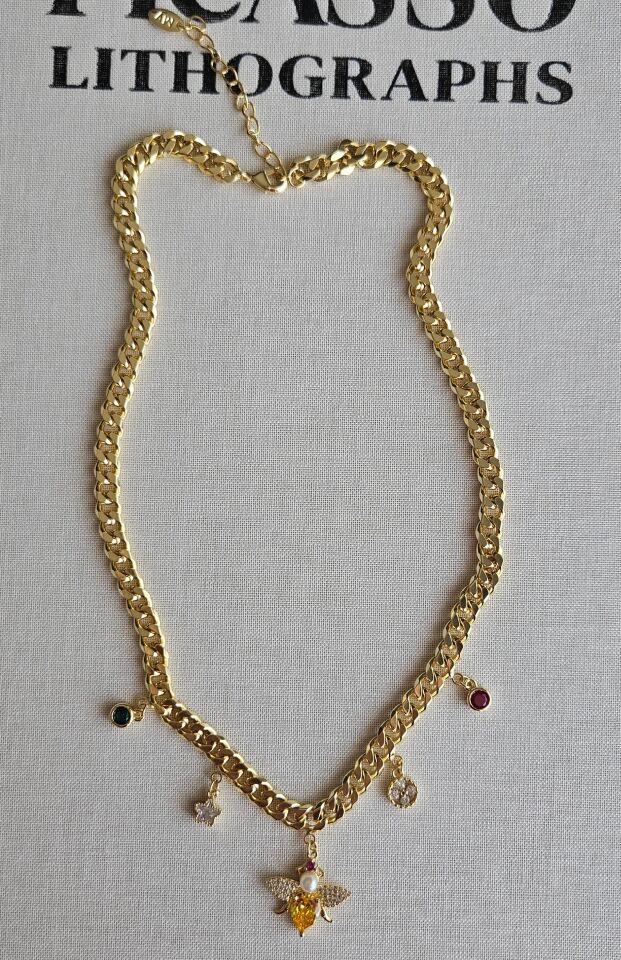 Neesa Arı Charmlı Gold Kolye