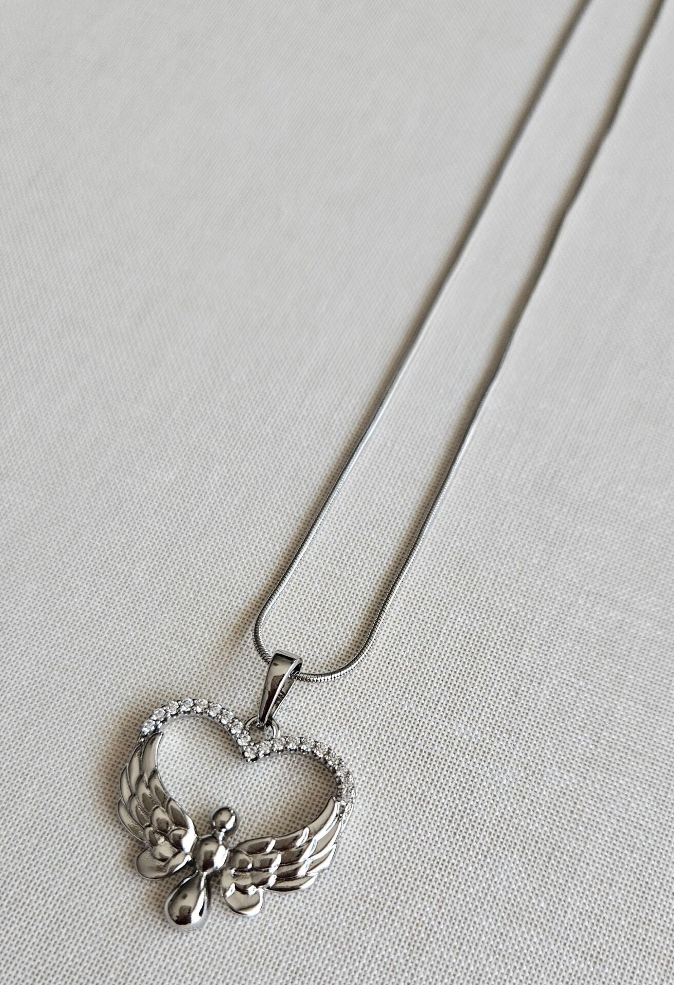 Neesa Vip Silver Melek Figürlü Kalp Kolye