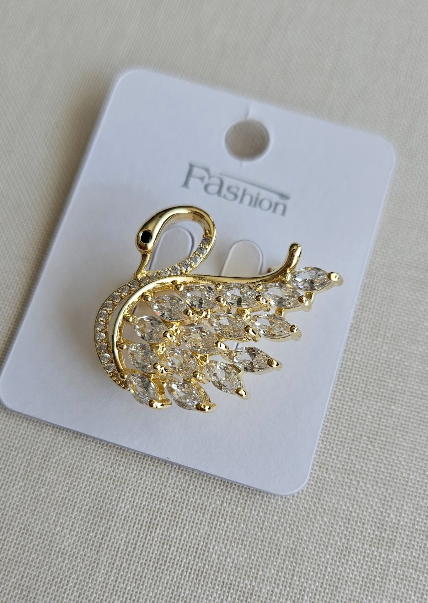 Neesa Kuğu Model Taşlı Gold Broş