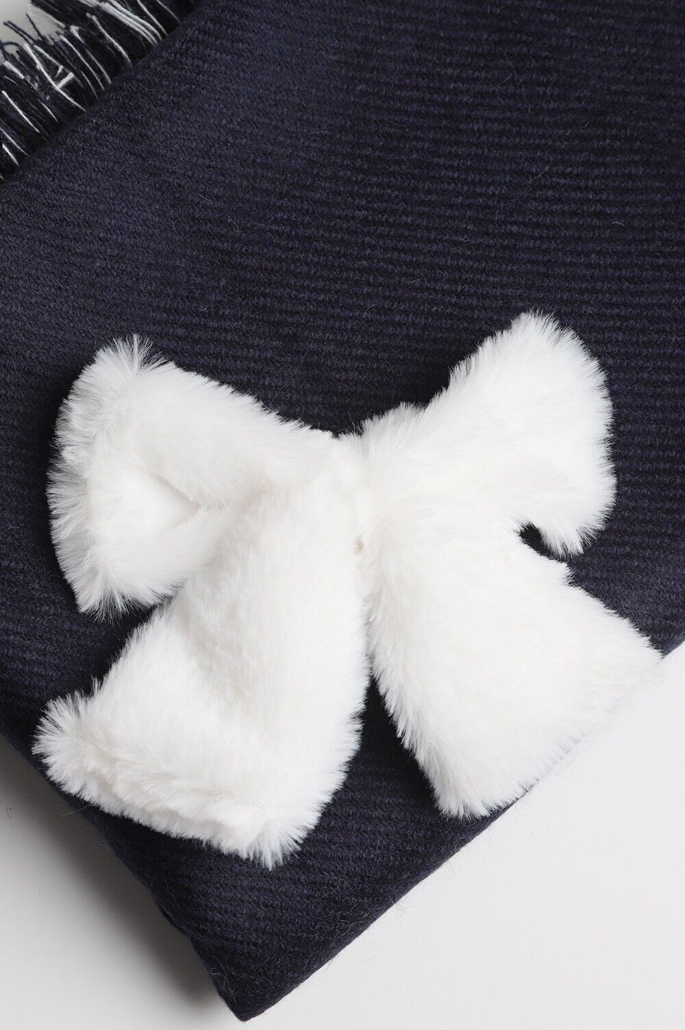 Neesa Peluş Fiyonk Toka Beyaz