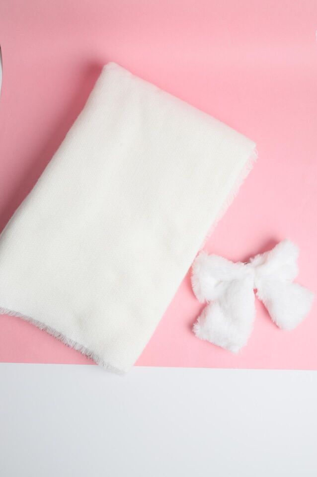 Neesa Peluş Fiyonk Toka Beyaz