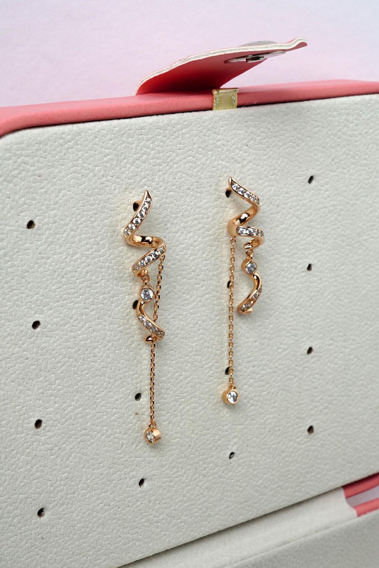 Neesa VIP Spiral Sallantılı Zirkon Taşlı Küpe GoldGold