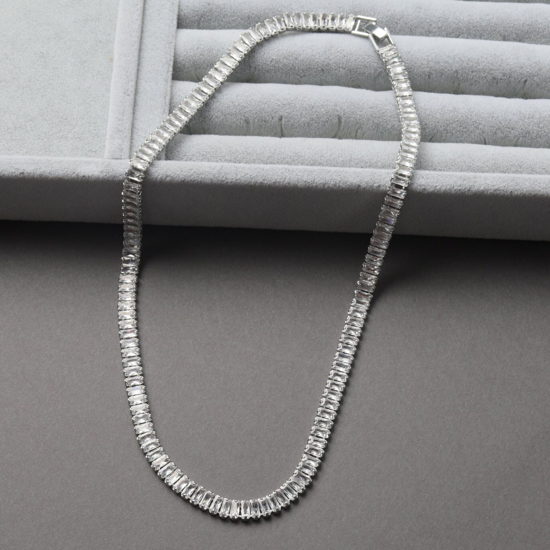 Neesa Özel Seri Baget Taşlı Beyaz Kolye / BileklikSilverKolye