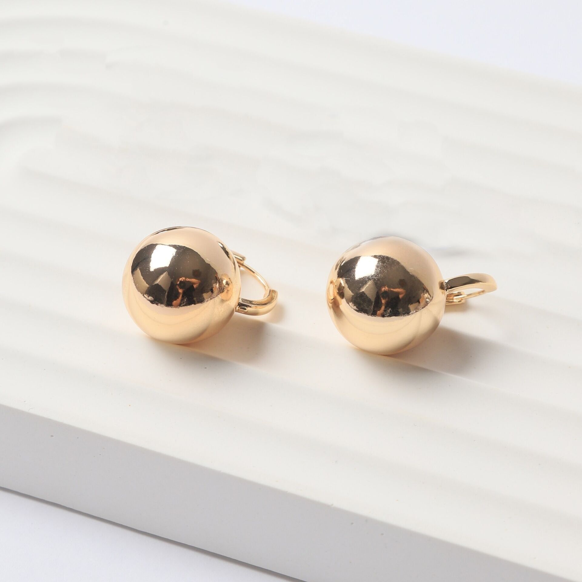 Neesa Özel Seri Sallantılı Top KüpeGold