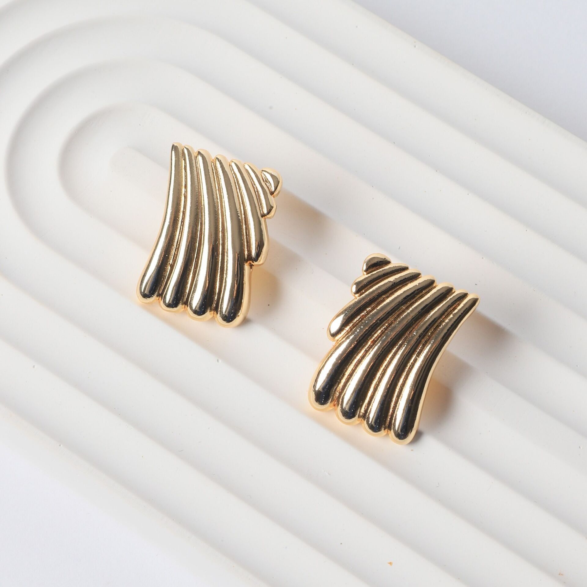 Neesa Özel Seri Dalgalı Damla Dikdörtgen Küpe VintageGold