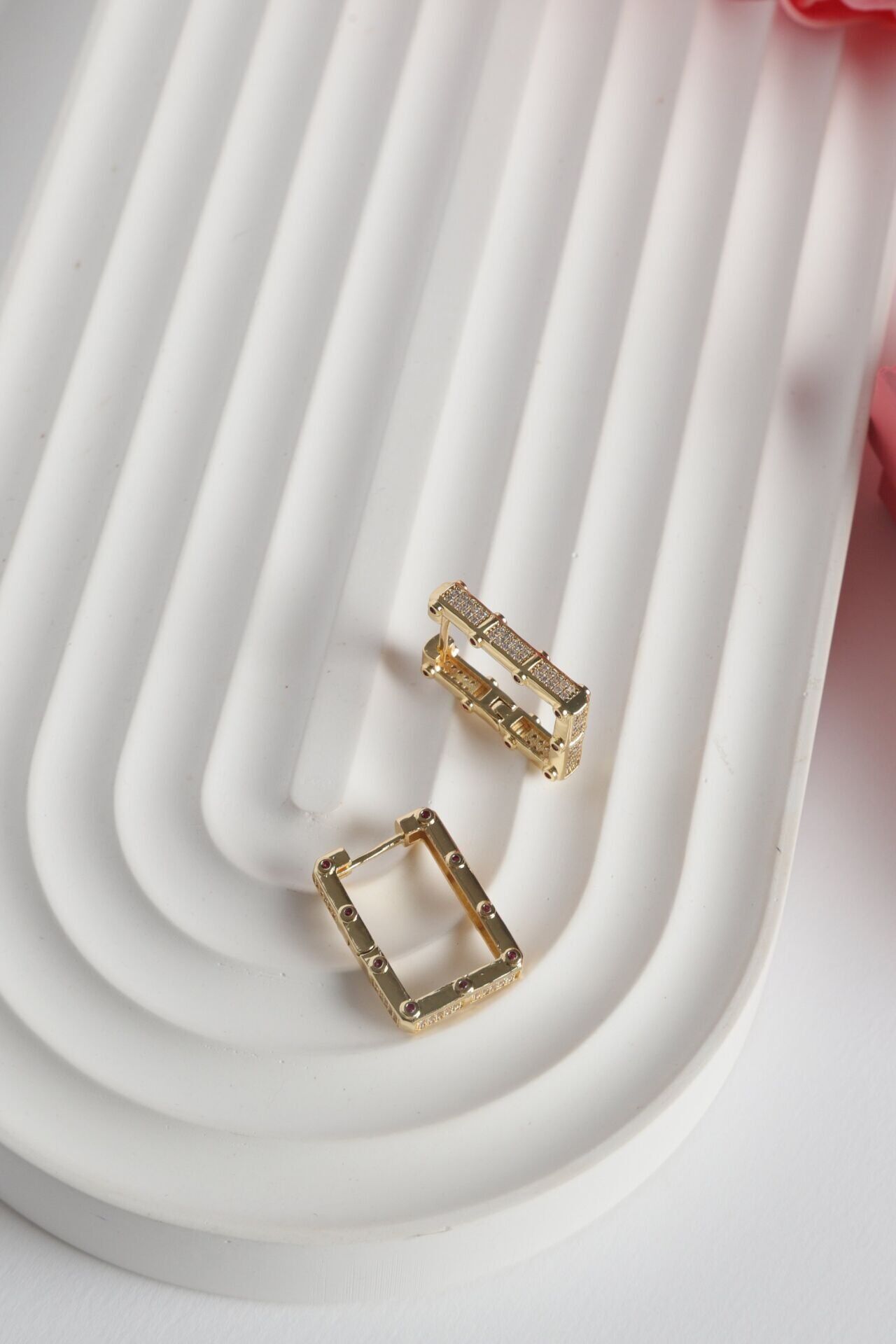 Neesa Çelik Dikdörtgen Askı Küpe Gold